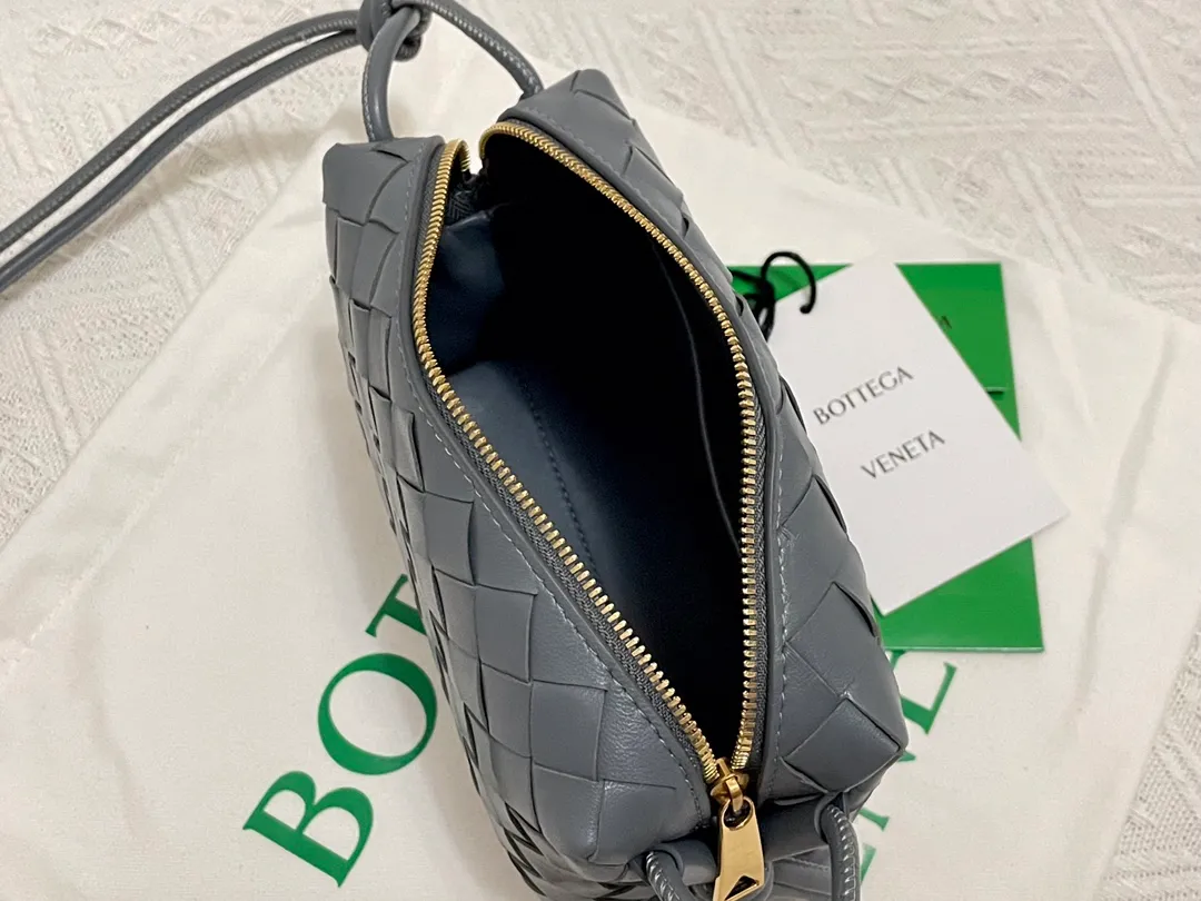 🔥Woven mini square bag, super cute. The body of the bag is made of imported sheepskin. It feels delicate, soft and light. The interior design is very practical. It is cute but does not affect its practicality. It has an adjustable leather drawstring. The style is relatively simple, but the back is more elegant. It is fashionable and has a retro charm. Size 17x10x6